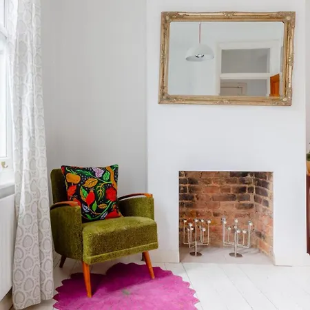 Redesigned 1Bd Victorian Coach House Dalston Apartment